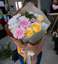 Букет цветов из:  Герберы, Розы и Хризантемы в Поселок дома отдыха Огарево