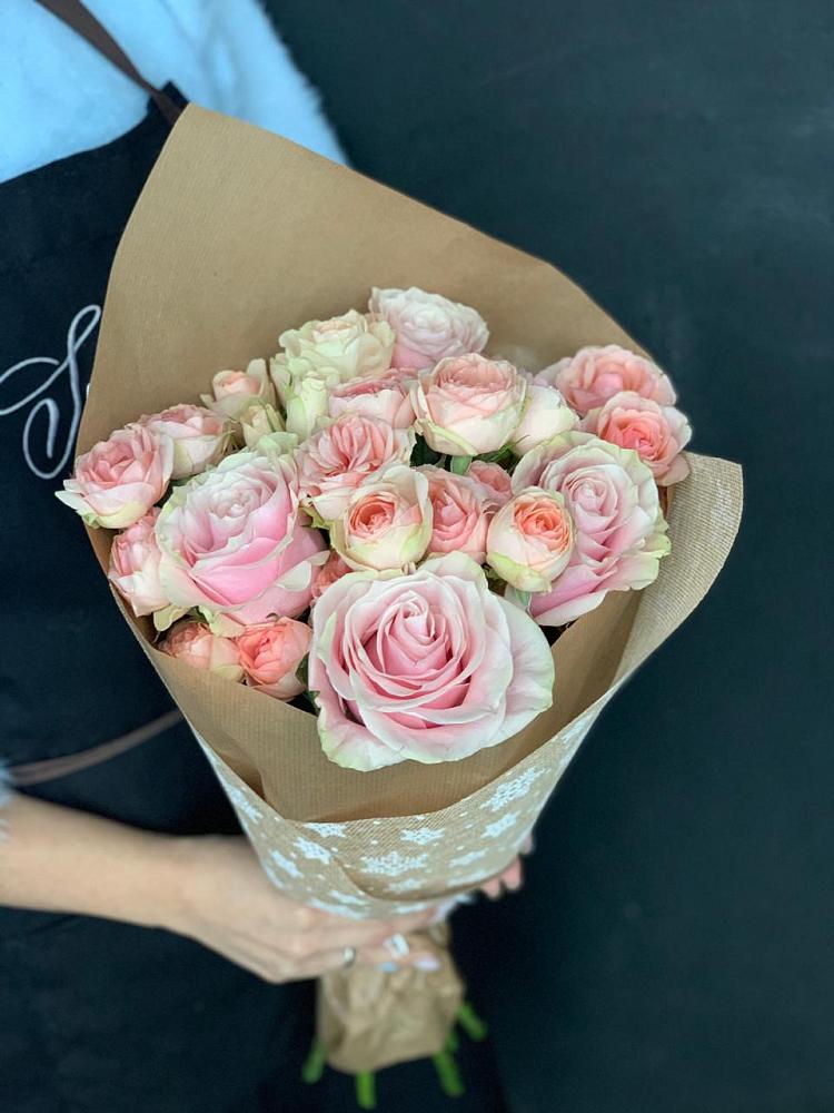 Букет цветов из: Хризантемы и Розы в Поселок дома отдыха Огарево