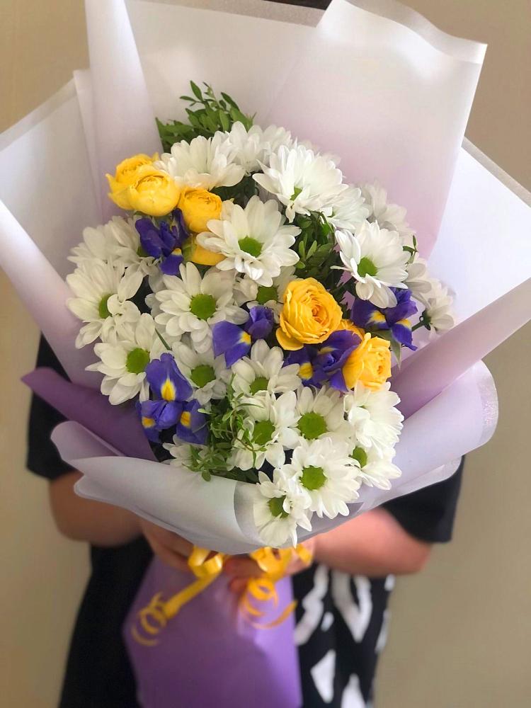 Букет цветов из: Ирисы, Хризантемы и Розы в Поселок дома отдыха Огарево