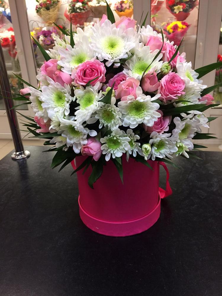 Цветочная композиция из Розы и Хризантемы в шляпной коробке в Поселок дома отдыха Огарево