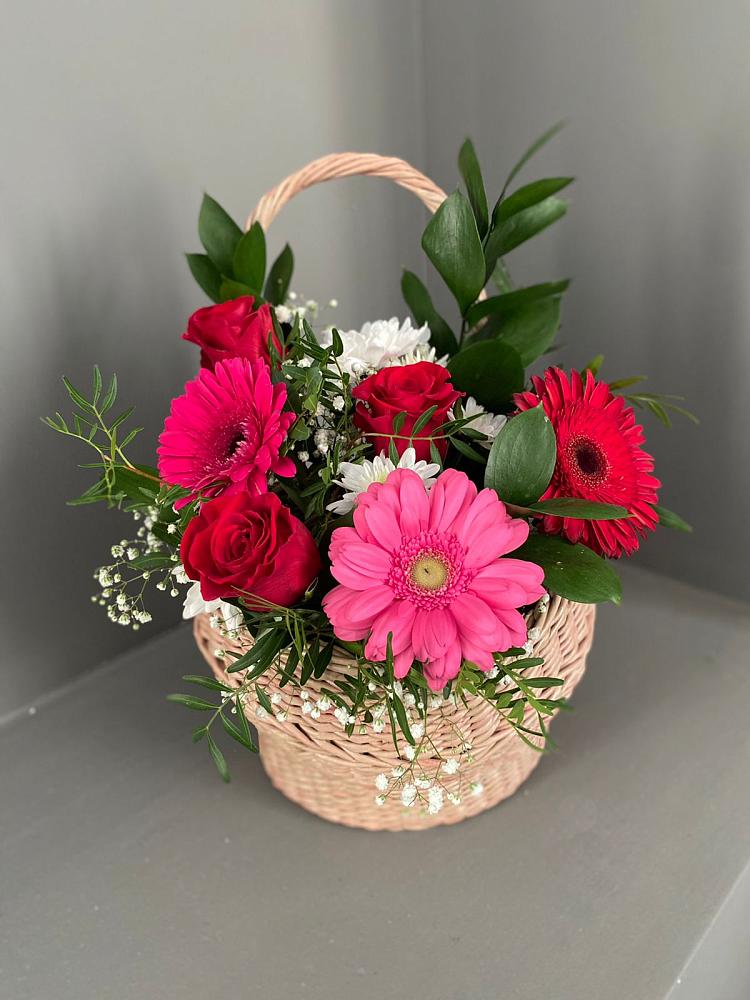 Цветочная композиция из Розы, Хризантемы и Герберы в корзине в Поселок дома отдыха Огарево