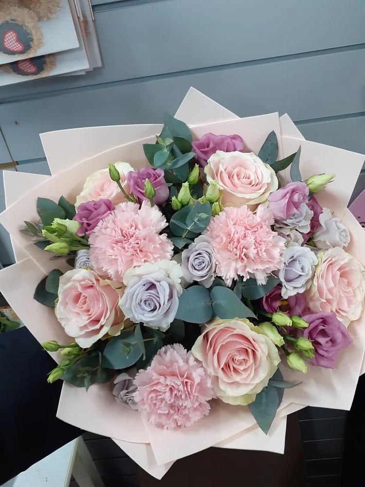 Букет цветов из: Розы, Гвоздики и Лизиантусы в Поселок дома отдыха Огарево