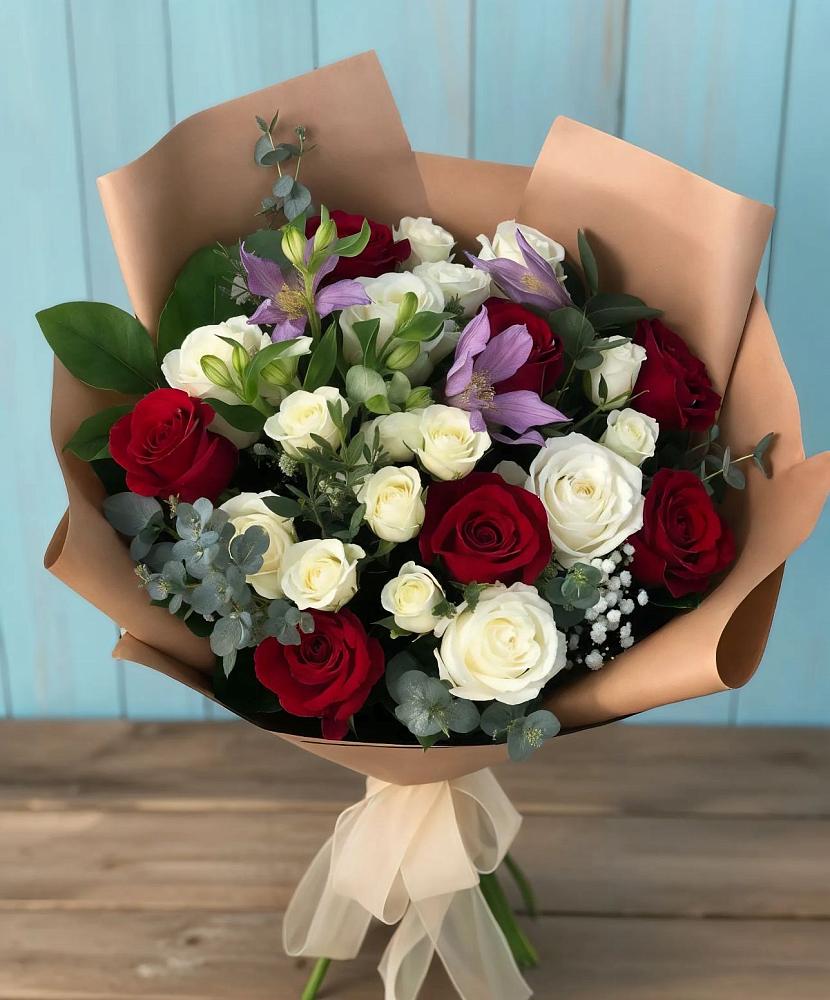 Букет цветов из: Розы и Альстромерии в Поселок дома отдыха Огарево