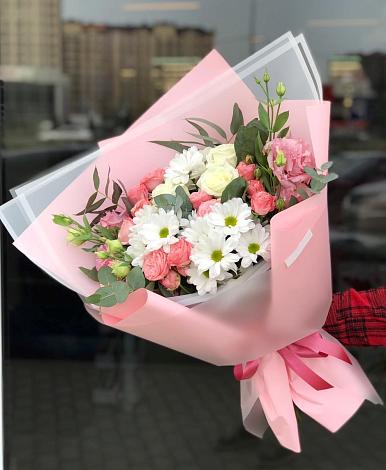 Букет цветов из: Розы, Лизиантусы и Хризантемы в Поселок дома отдыха Огарево