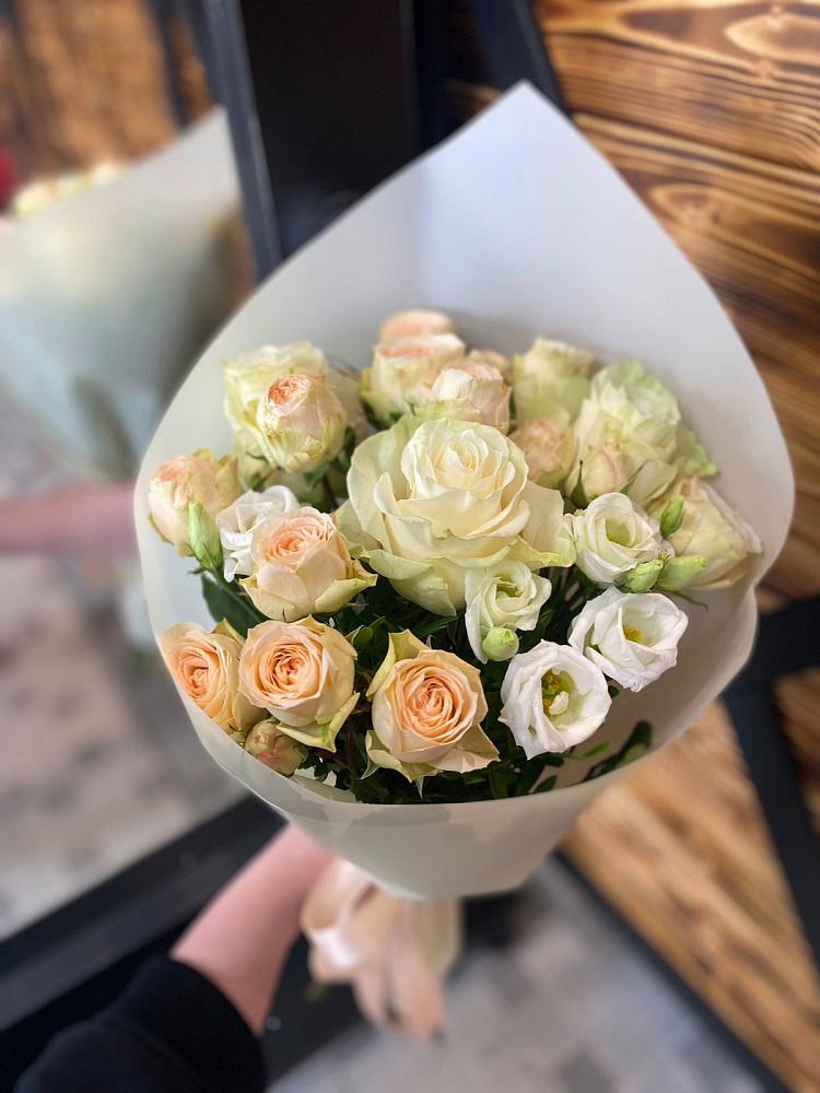 Букет цветов из: Розы и Лизиантусы в Поселок дома отдыха Огарево